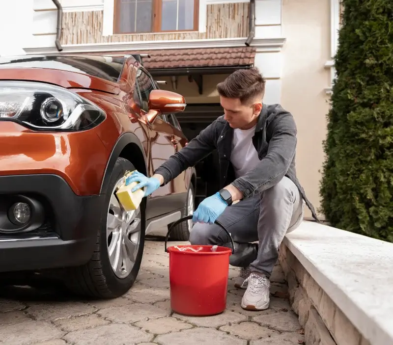 Lavage auto à domicile Urgosse : professionnel intervenant sur un véhicule